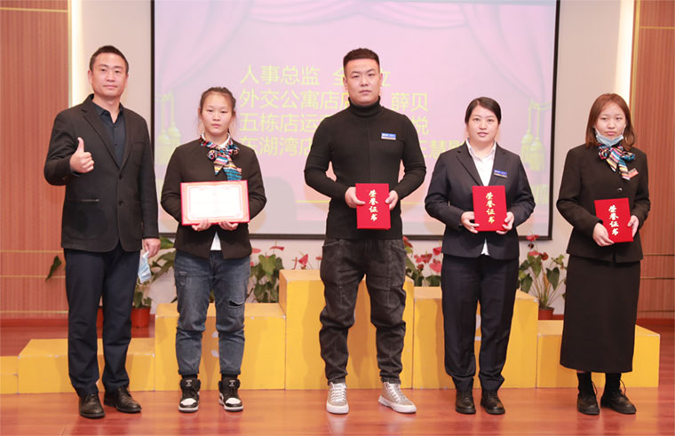 愛(ài)尚健身(shēn)2020年(nián)11月(yuè)總結表彰大(dà)會(huì)暨12月(yuè)奮鬥強人(rén)啓動大(dà)會(huì)